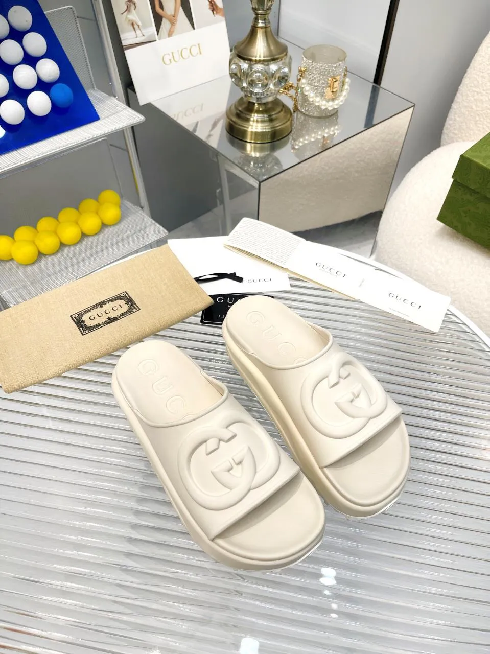 👟👟Ex-factory price👟👟Ex-factory price 360👟👟 Women's Shoes Factory Gucci｜Miami 2022 summer macaron color thick-soled slippers💜 Comfortable and versatile, macaron color, thick sole elongates🧚‍♀️Little fairies' leg lines become longer in seconds! It looks like a pair of beach shoes on your feet. Imagine walking on the beach wearing these shoes and not getting stuck in the sand at all. The sunset, the beach at dusk 🏖️. And you in the silhouette on the beach, stroking your long hair and fluttering long skirt... 🖤The upper material of the outsole is T👟👟Ex-factory price👟👟Ex-factory price U, so it is very comfortable and effectively relieves the pressure on the feet. ♥️ The shoe height is 4-5CM, which is very suitable for petite girls who are not used to wearing high heels. They are very stable when walking. Code number 35-40